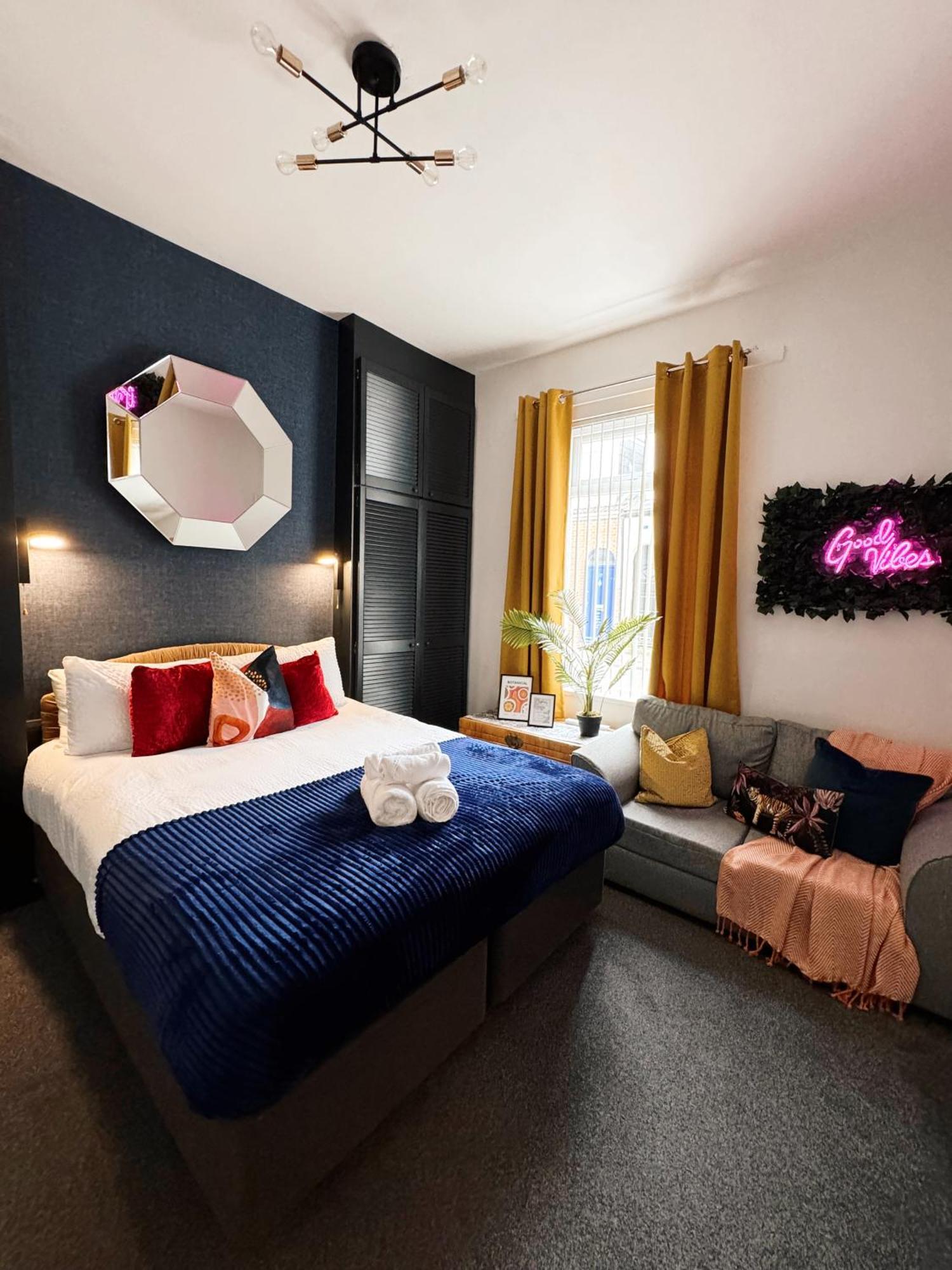 A&A Luxury Stay Rosedale St - Chic, Modern, City Centre, Neon Decor Sunderland  Ngoại thất bức ảnh