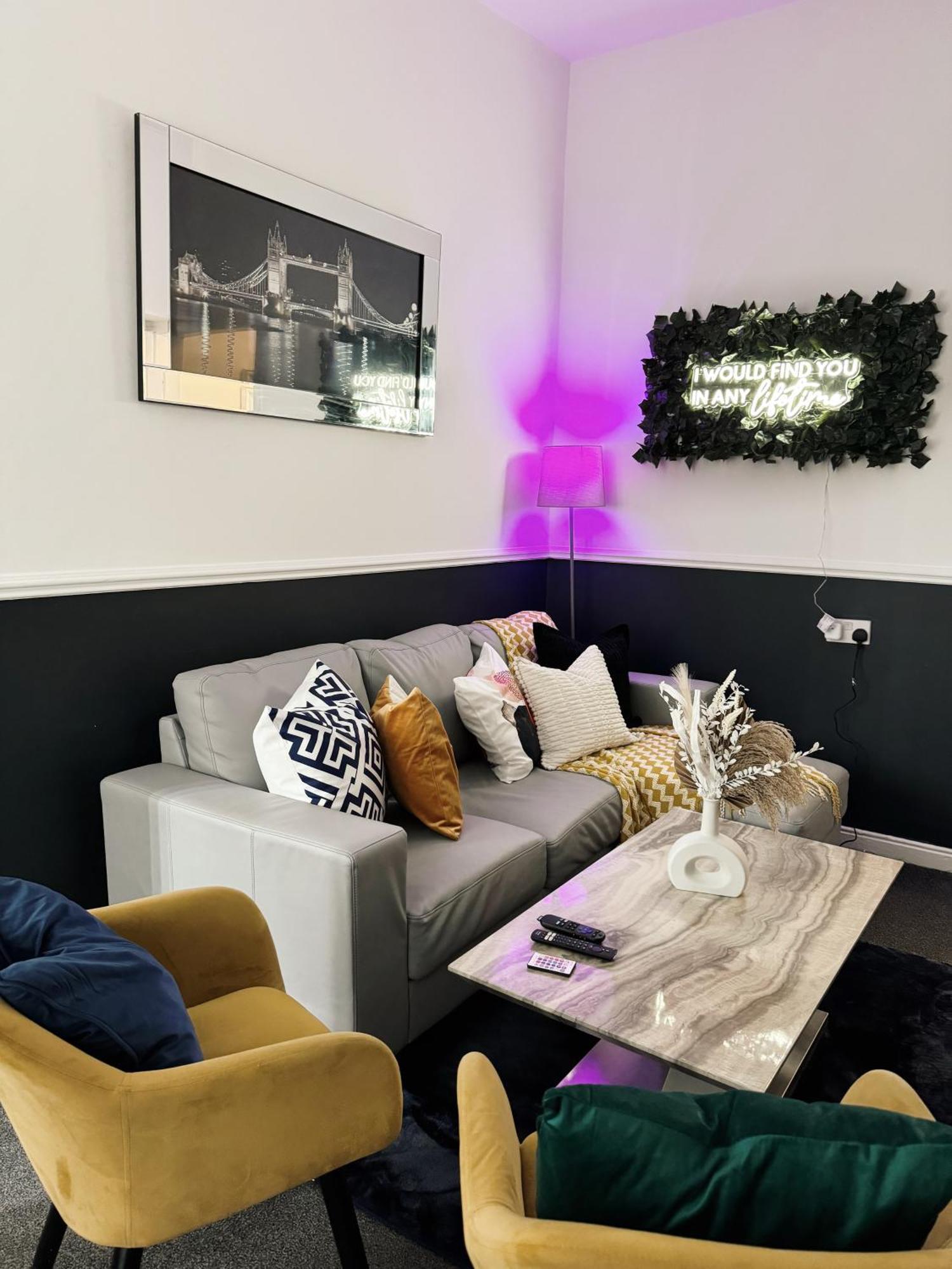 A&A Luxury Stay Rosedale St - Chic, Modern, City Centre, Neon Decor Sunderland  Ngoại thất bức ảnh