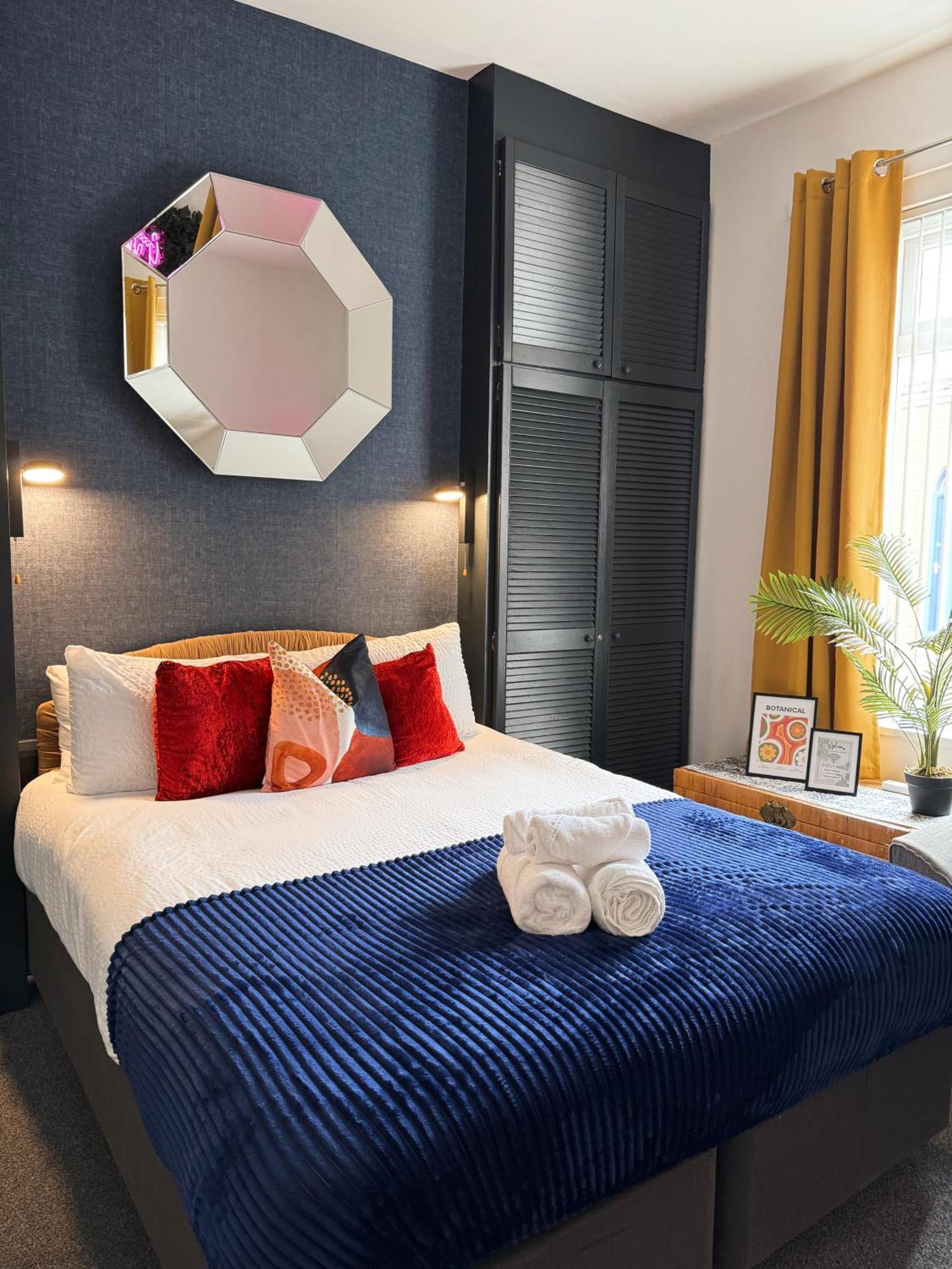 A&A Luxury Stay Rosedale St - Chic, Modern, City Centre, Neon Decor Sunderland  Ngoại thất bức ảnh